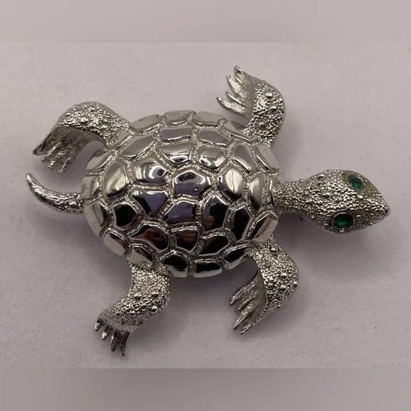 Vintage Signed Monet SilverTone Sea Turtle Brooch Pin Crystal Emerald Green Eyes - Picture 3 of 7